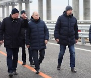 크림대교 복구 현장 방문한 푸틴 대통령