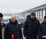 크림대교 복구 현장 둘러보는 푸틴 대통령