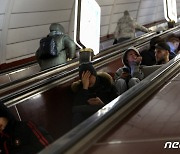러 미사일 공격에 지하철역으로 대피한 키이우 시민들