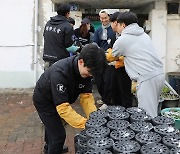 서원대학교, 청주 사직2동 15가구에 연탄 6000장 전달