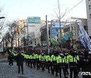 거리행진 하는 인천 노동자들