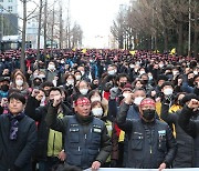 "총파업이 폭력?" '업무개시명령' 찢기 퍼포먼스 인천노동자들 거리로(종합)
