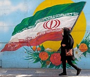 이란의 ‘도덕 경찰’이 뭐길래... 세계 언론이 주목하나