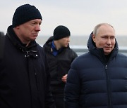 [글로벌 오피니언리더] 손수 운전해 크림대교 찾은 푸틴, "본토 연결 육로 지킬 것"
