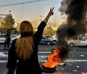 이란 '도덕 경찰' 없앤다더니…시위 무마 꼼수였나?