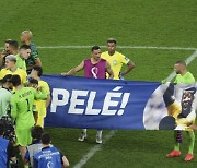 [2022 카타르] 브라질 선수들, 펠레 쾌유 기원 세리머니…응원단에 화답