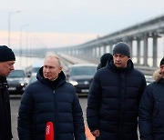 푸틴, 직접 벤츠 몰았다…폭파된 크림대교 두달만에 찾은 까닭