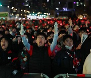 밤샘 응원 시민 "태극전사 투혼 덕에 3주 동안 행복했다"