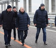 푸틴, 크림대교 찾아 “본토 연결 육로 중요성 강조”