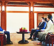 [포토] 윤 대통령 부부, 응우옌 베트남 주석과 청와대서 차담