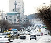 청주 곳곳 빙판길에 거북이 운행