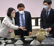 강임준 군산시장에게 설명하는 이명옥 학예연구사