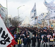 '흩날리는 노동해방 깃발'