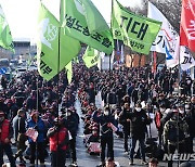 총력투쟁대회에서 구호 외치는 민주노총