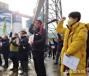 민주노총 충북본부 총파업 결의대회서 구호 외치는 노조원들