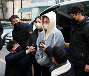 [속보] 15개월 딸 방치해 숨지자 김치통 보관 친부모 구속