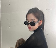 안유진, 선글라스 쓰고 귀염 폭발~ '♥ 부르는 타입'