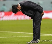 [월드컵] '6초 동안 고개 숙인' 일본 감독 "승부차기 나선 선수들 칭찬해"