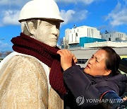 목도리 둘러주는 故(고) 김용균 어머니