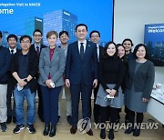 네이버 신사옥 '1784' 방문한 싱가포르 정보통신부 장관