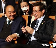 푹 베트남 주석과 대화 나누는 박보균 장관