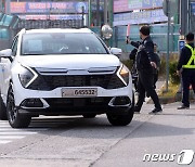 기아 광주공장 1만6천대 '로드탁송'…금호타이어 감산 지속