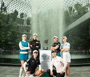 하나금융그룹 싱가포르 여자오픈, 트로피 둘러싼 골퍼들