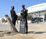 세네갈 야당 지도자가 재판 받는 법원 앞 경찰
