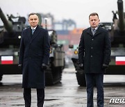 [뉴스1 PICK]K2전차·K9자주포 초도물량 폴란드 상륙…대통령 직접 환영