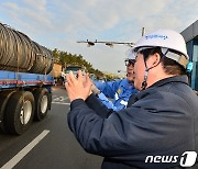 포스코·현대제철, 포항 공장서 제품 출하 재개…경찰, 기동대 배치