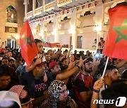 도하에 모여 16강전 승리 기쁨 나누는 모로코 축구 팬들