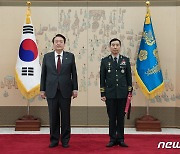 윤 대통령, 장세준 국방정보본부장 삼정검 수치 수여