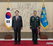 윤 대통령, 황유성 국군방첩사령관 삼정검 수치 수여