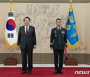 윤 대통령, 고현석 육군 제7군단장 삼정검 수치 수여