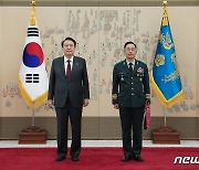 윤 대통령, 김봉수 육군 제3군단장 삼정검 수치 수여