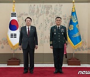 윤 대통령, 박안수 육군제8군단장 삼정검 수치 수여