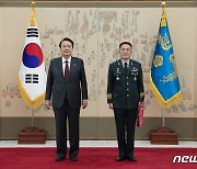 윤 대통령, 고창준 육군 수도군단장 삼정검 수치 수여