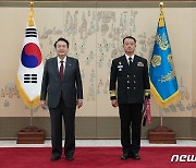 윤 대통령, 황선우 해군사관학교장 삼정검 수치 수여