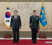 윤 대통령, 손식 육군특수전사령관 삼정검 수치 수여
