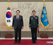 윤 대통령, 권영호 육군사관학교장 삼정검 수치 수여