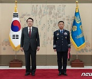 윤 대통령, 이상학 공군사관학교장 삼정검 수치 수여
