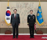 윤 대통령, 양용모 합참 군사지원본부장 삼정검 수치 수여