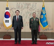 윤 대통령, 김계환 해병대사령관 삼정검 수치 수여