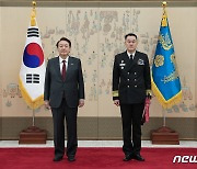 윤 대통령, 김명수 해군작전사령관 삼정검 수치 수여