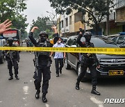 인니 반둥시 경찰서 폭탄 테러 발생 후 현장 통제하는 경찰