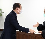 남북협력기금 기부금 기탁 증서받는 권영세 장관