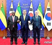 박진, 가봉 외교·환경장관과 회담… "기후변화 대응 등 협력"