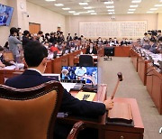 '만 나이' 개정안 법사위 통과…본회의 통과 때 내년 6월부터 통일(종합)