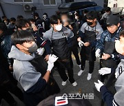 [포토]두산 선수단, 연탄 나르기 앞서 역할 분담!