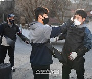 [포토]김인태의 얼굴에 장난치는 박계범